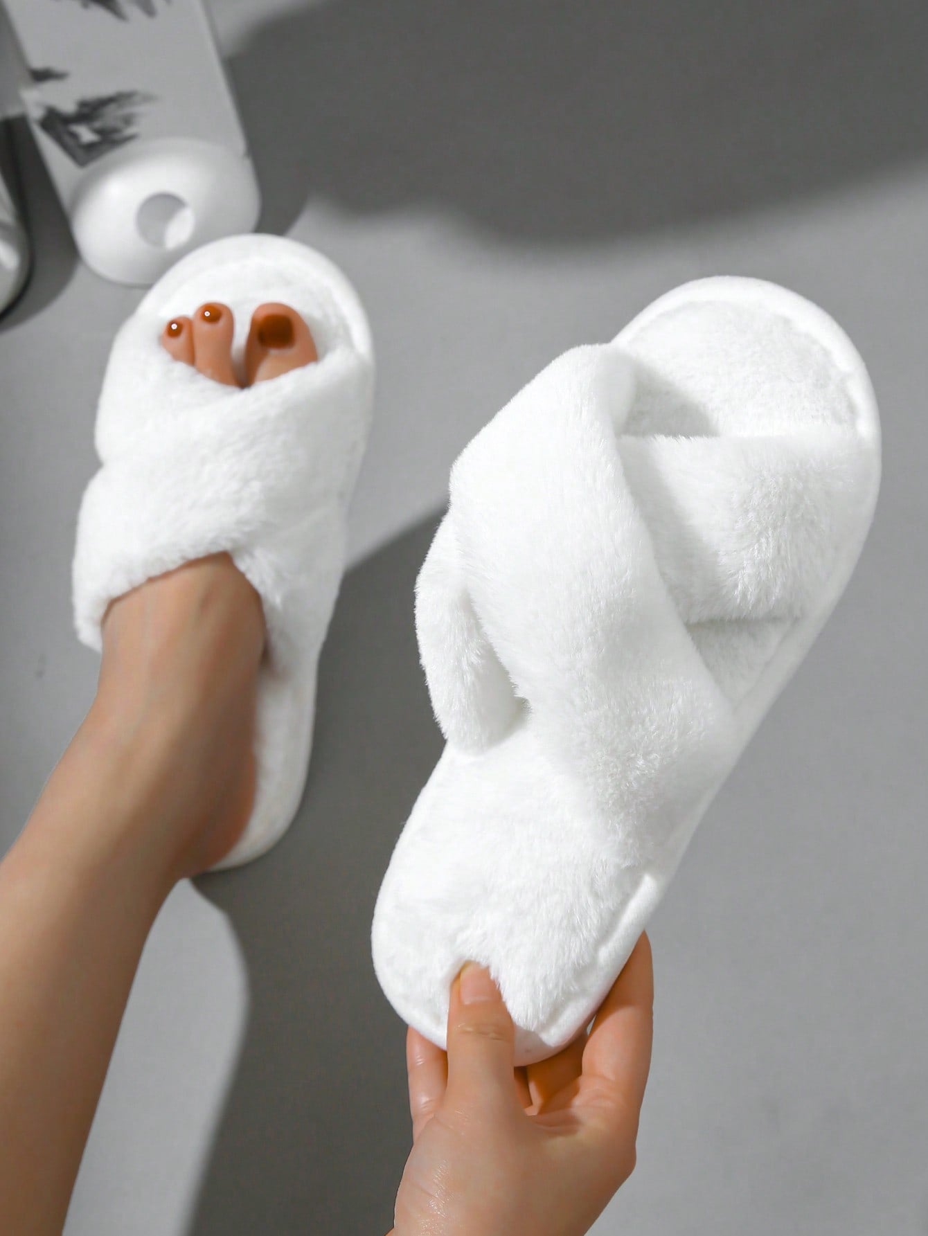 Latest Crisscross Design Fluffy Women's Indoor Slippers, Fashionable & Minimalist, Silent, Perfect For Home Use