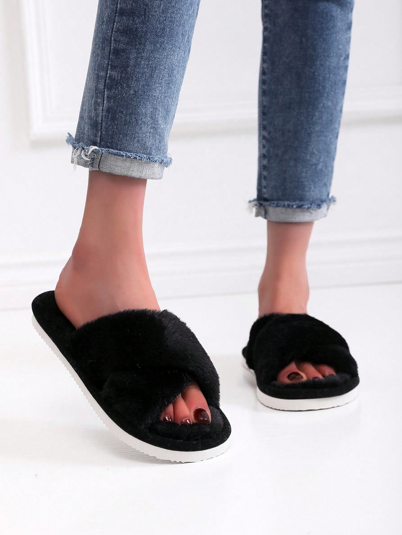 Latest Crisscross Design Fluffy Women's Indoor Slippers, Fashionable & Minimalist, Silent, Perfect For Home Use