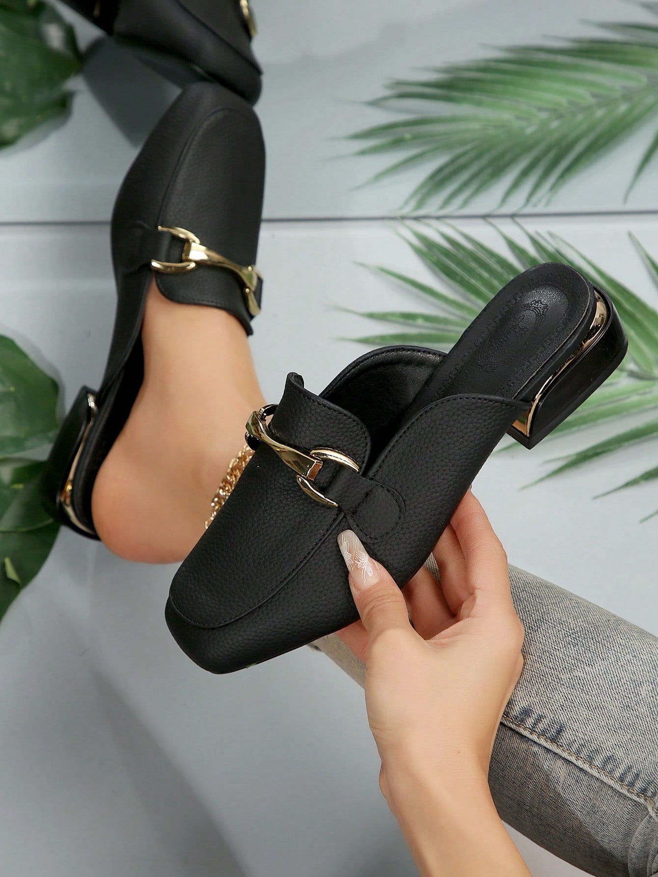 Women Metal Buckle Half-Back Mules Pointed Toe Patent Leather Textured Loafers, Elegant Backless Flat Slip-On Shoes, Suitable For All Seasons