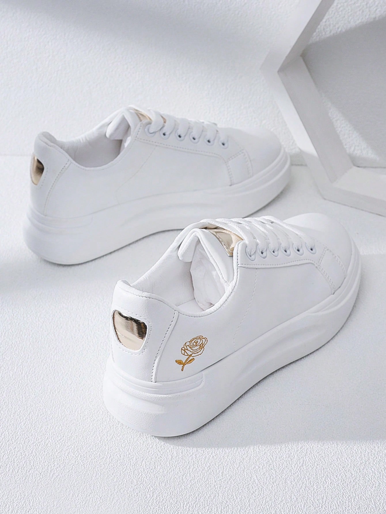 Spring Classy Aesthetic New Style Women White Shoes Ladies Flat Sneakers With Rose Embroidery And Comfortable Vacation Outfits Ladies Shoes