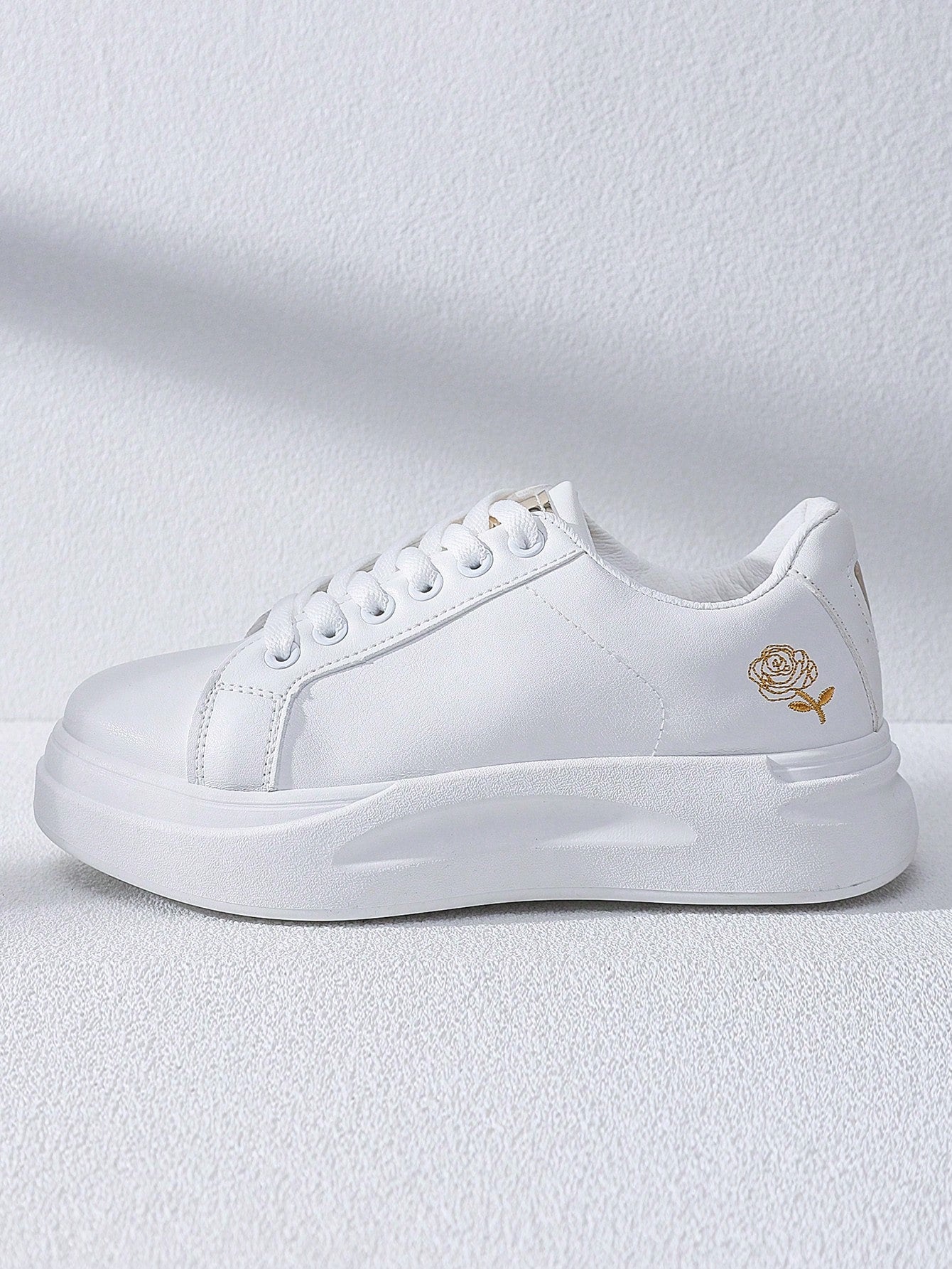 Spring Classy Aesthetic New Style Women White Shoes Ladies Flat Sneakers With Rose Embroidery And Comfortable Vacation Outfits Ladies Shoes