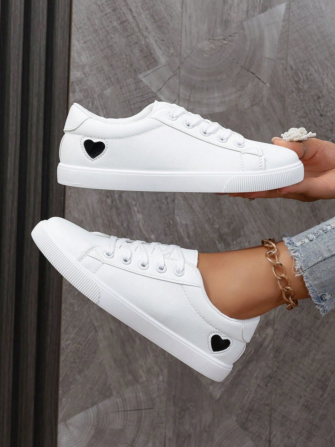 Women's Spring/Summer Breathable Casual Running Shoes, New Lightweight Lace-Up White Sneakers, Versatile & Popular Sports Casual Shoes (Slightly Small, Narrow Feet Recommend Ordering 1-2 Sizes Up)