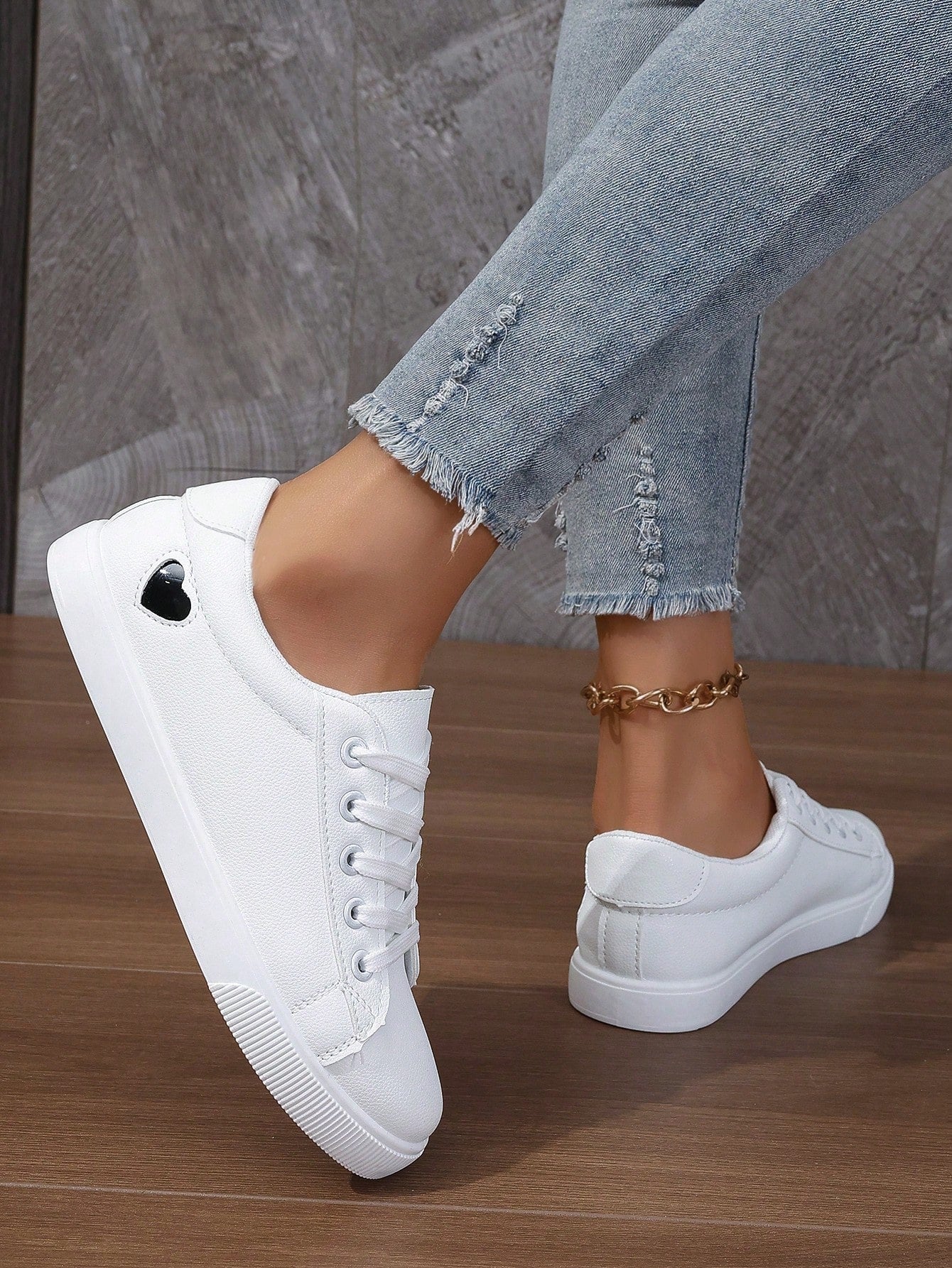 Women's Spring/Summer Breathable Casual Running Shoes, New Lightweight Lace-Up White Sneakers, Versatile & Popular Sports Casual Shoes (Slightly Small, Narrow Feet Recommend Ordering 1-2 Sizes Up)