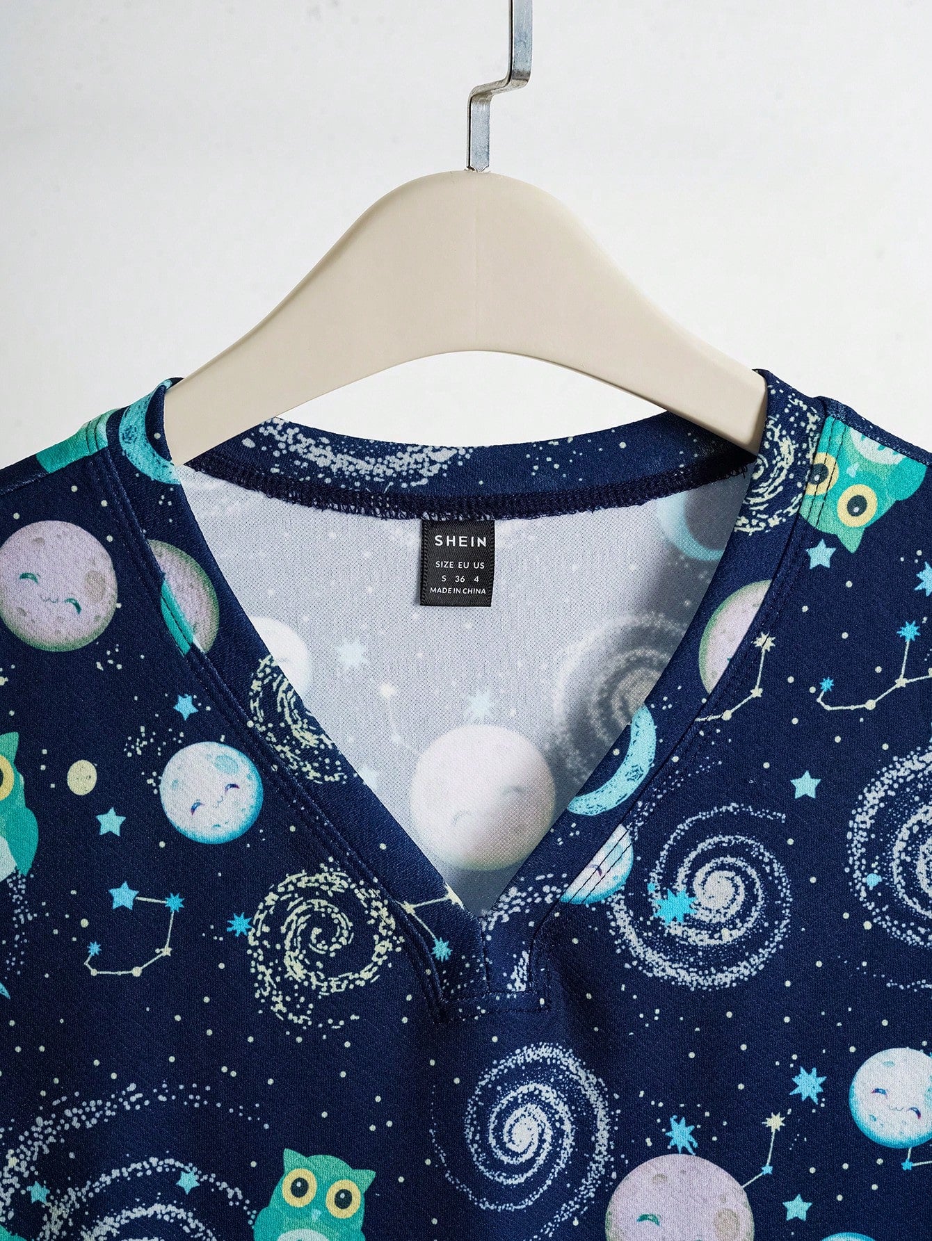 TaskFit Women's Sweetheart Neckline Matte Scrub Top, Women's Short Sleeve V-Neck Nurse Uniform Top, 2 Pocket Tee Printed Soft Stretch Matte Scrub Top