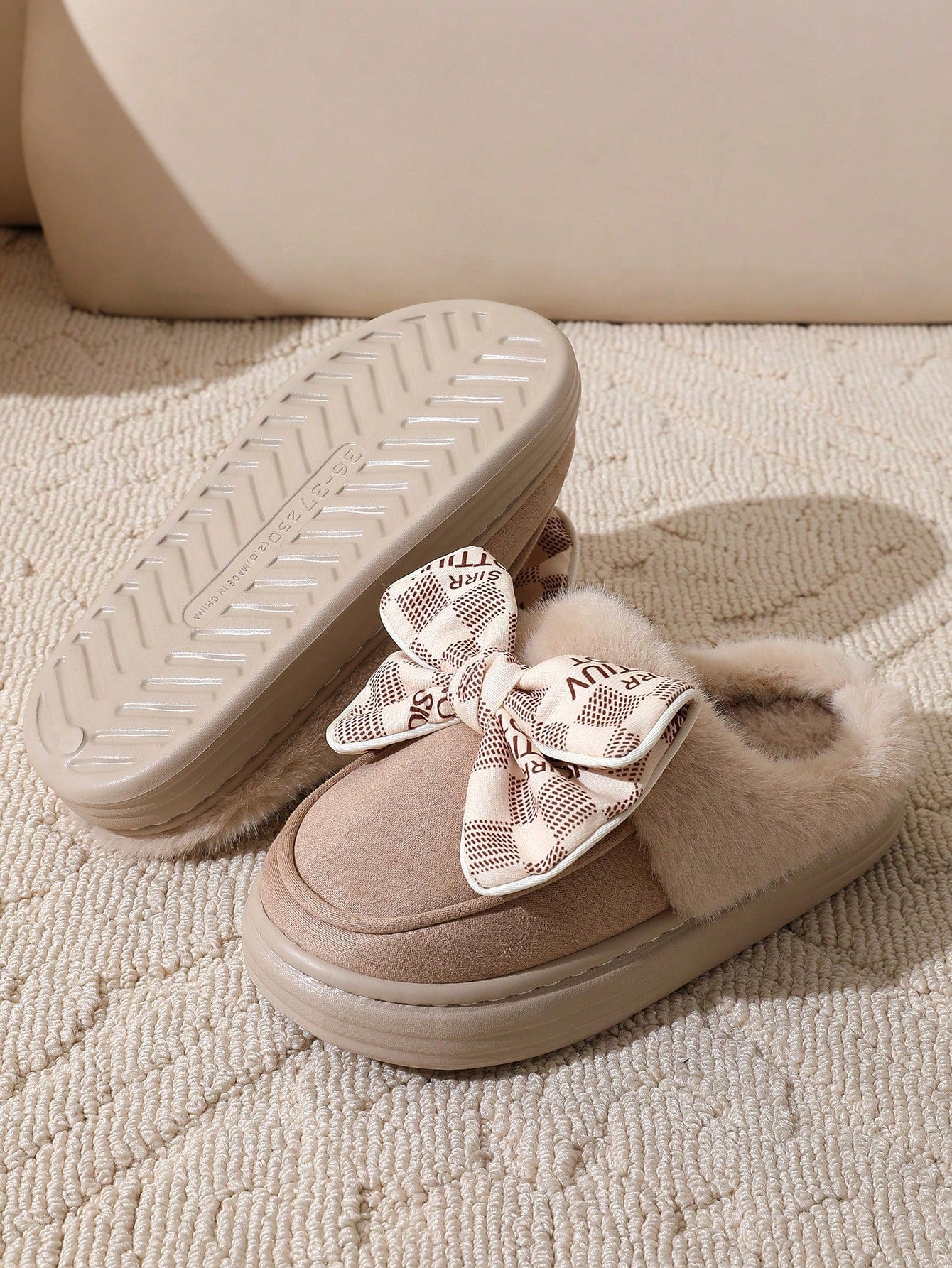 New Plush Lined Thick Soft Bottom Non-Slip Indoor Outdoor Casual Slip-On Flat Slippers For Women, Winter