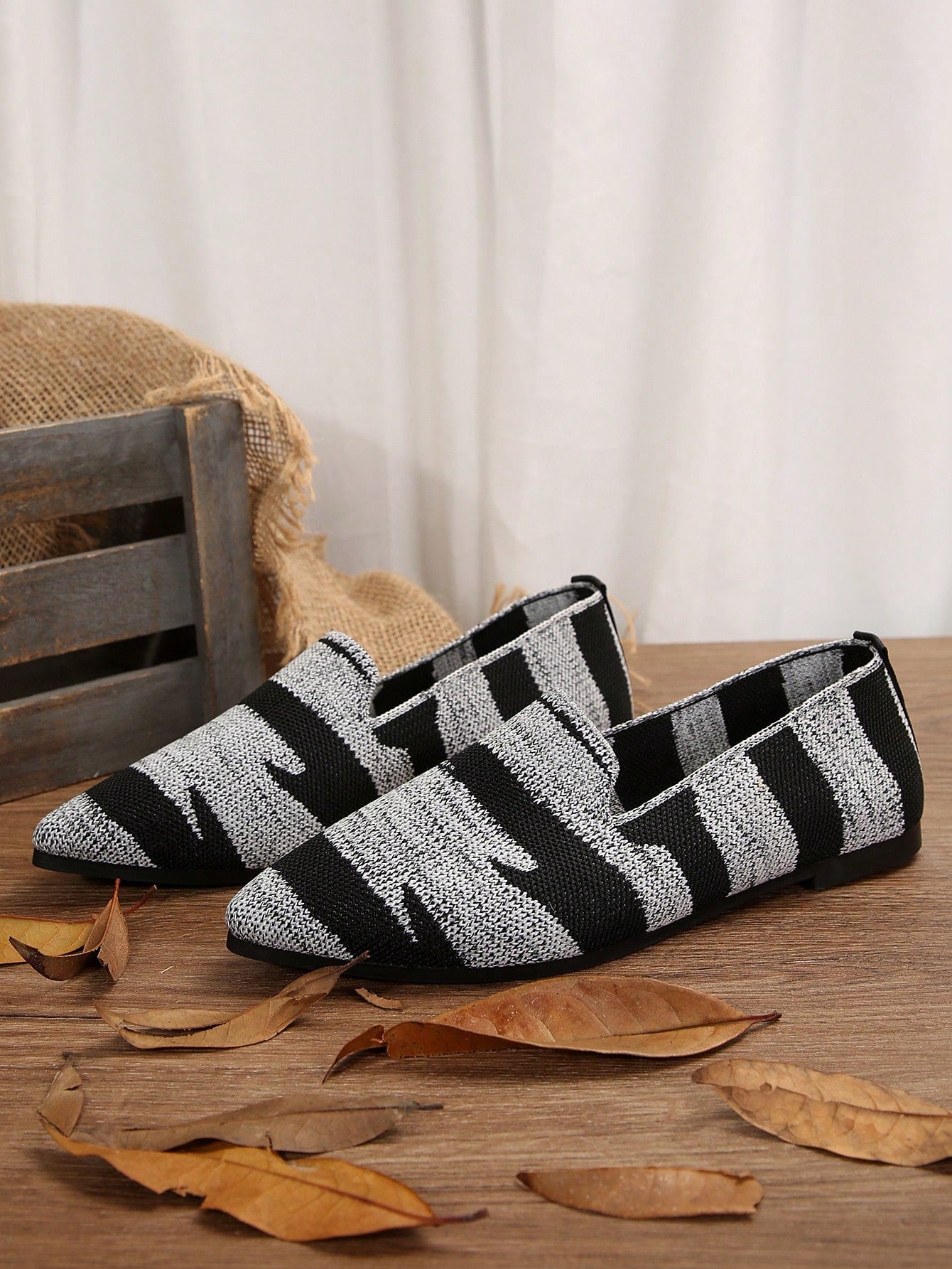 Women's Solid Color Flat Shoes, Breathable Knitted Pointed Toe Slip-On Shoes, Lightweight & Comfortable