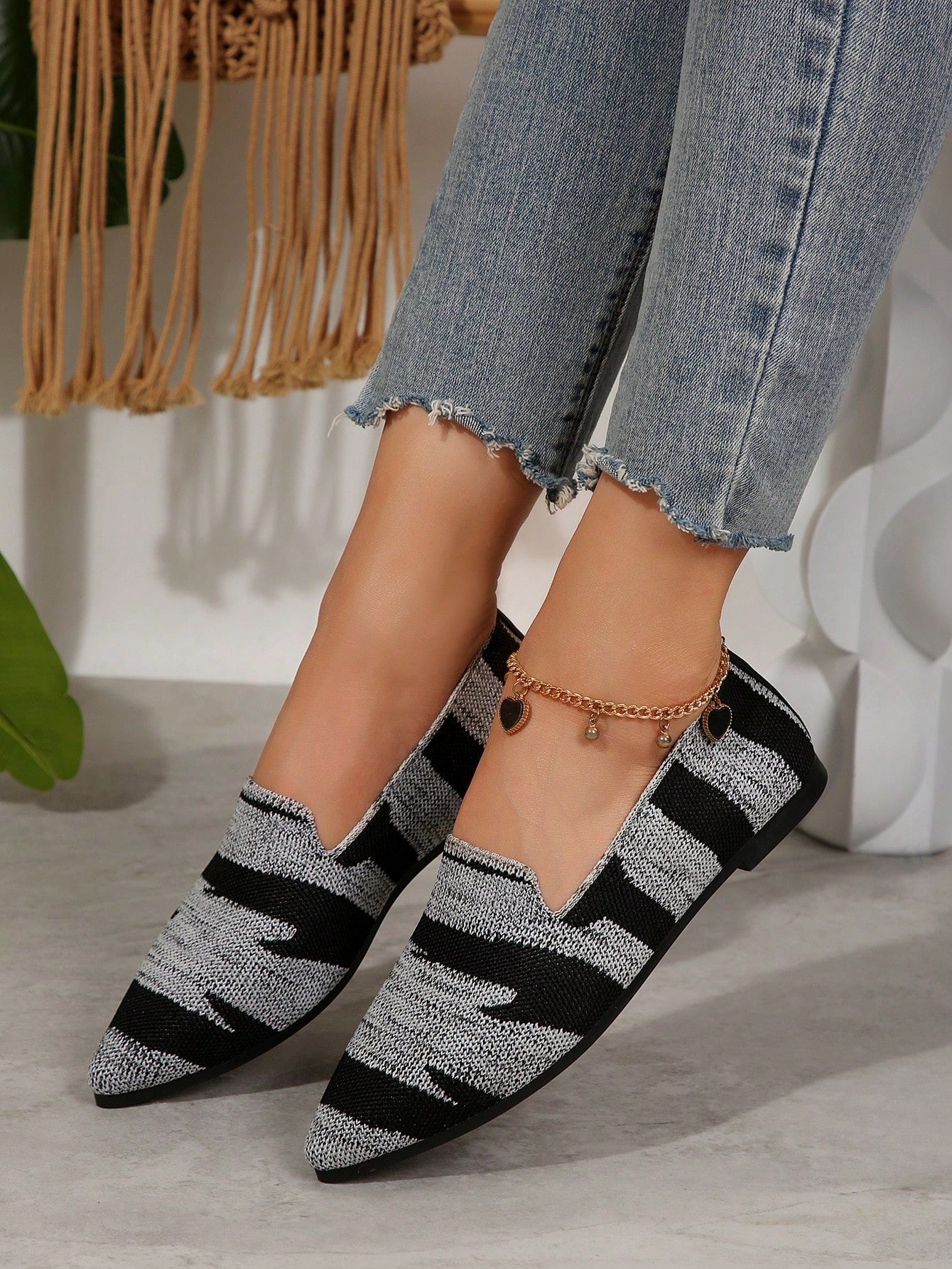 Women's Solid Color Flat Shoes, Breathable Knitted Pointed Toe Slip-On Shoes, Lightweight & Comfortable