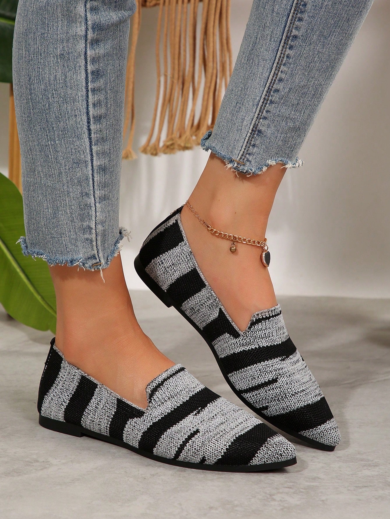 Women's Solid Color Flat Shoes, Breathable Knitted Pointed Toe Slip-On Shoes, Lightweight & Comfortable