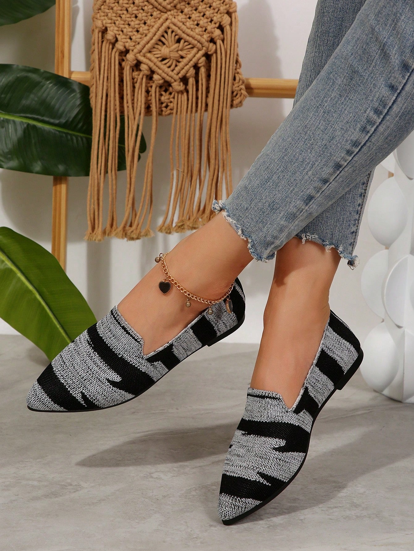 Women's Solid Color Flat Shoes, Breathable Knitted Pointed Toe Slip-On Shoes, Lightweight & Comfortable