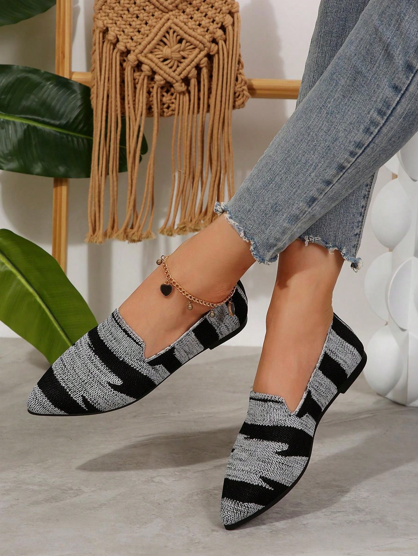 Women's Solid Color Flat Shoes, Breathable Knitted Pointed Toe Slip-On Shoes, Lightweight & Comfortable