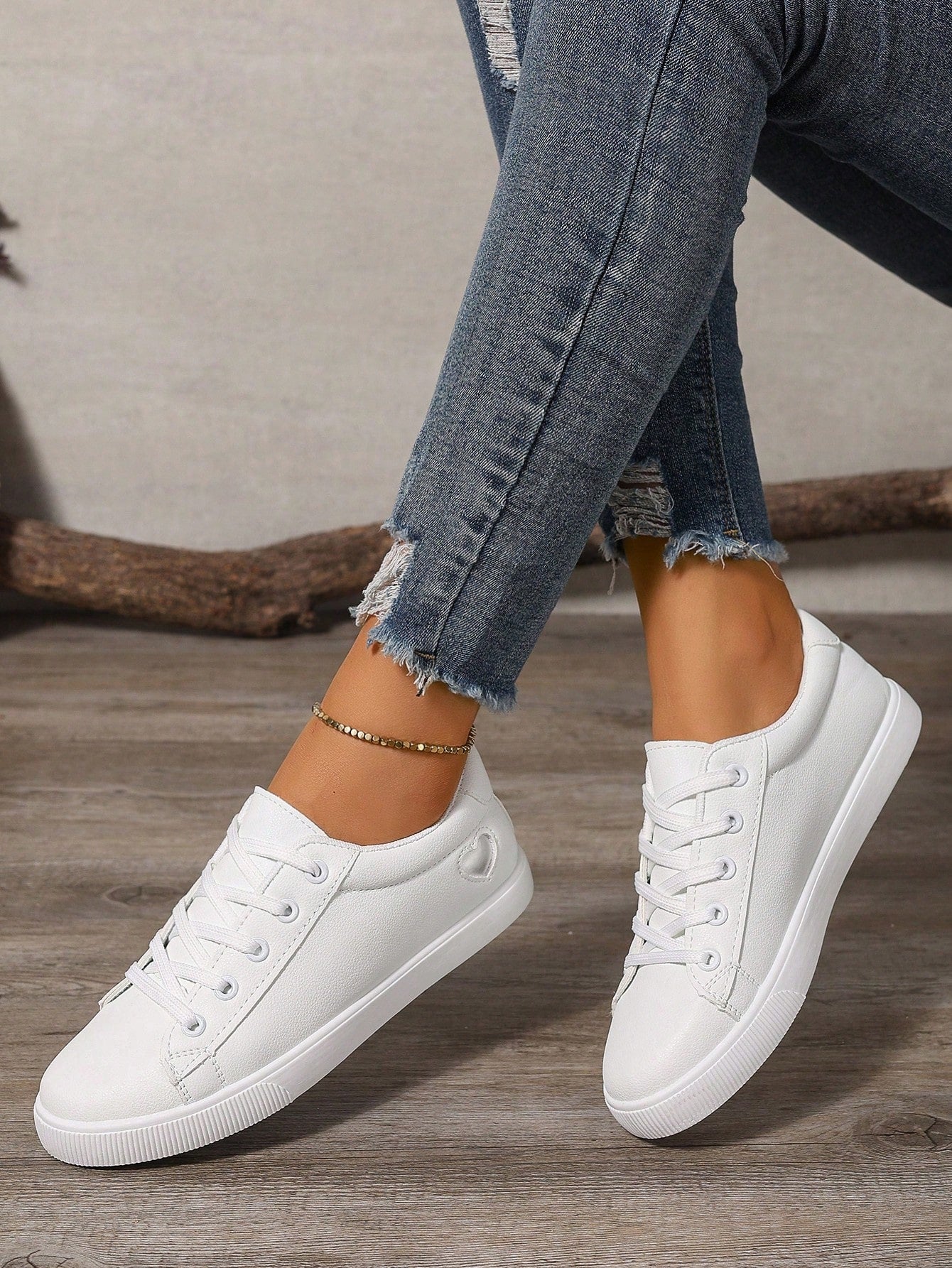 Women's Spring/Summer Breathable Casual Running Shoes, New Lightweight Lace-Up White Sneakers, Versatile & Popular Sports Casual Shoes (Slightly Small, Narrow Feet Recommend Ordering 1-2 Sizes Up)
