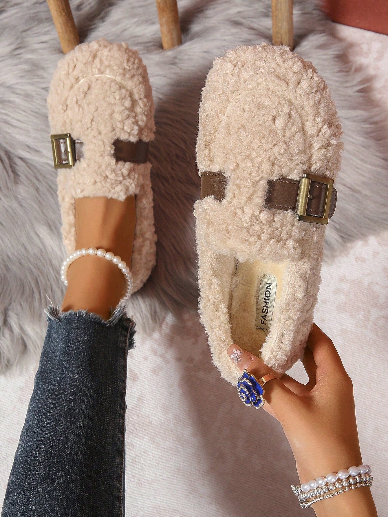 New Women Soft Sole Slip-On Plush Shoes, Leather Strap & Metal Buckle Design, Simple & Elegant Style, Suitable For Daily Wear, Indoors & Outdoors, Warm & Comfortable For Autumn/Winter