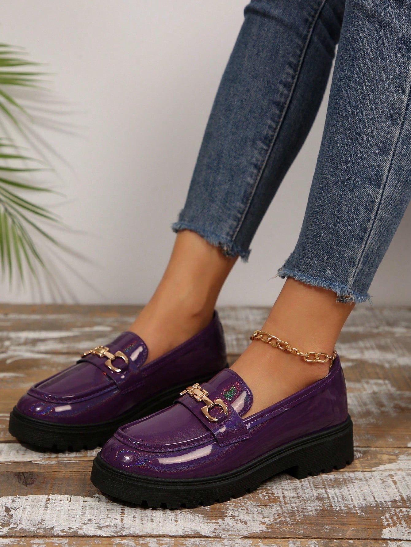 Women Fashion Patent Casual Shoes Thick Sole Metal Chain Round Toe Non-Slip Rubber Outsole Loafers, Year-Round Wear Shoes, Flats