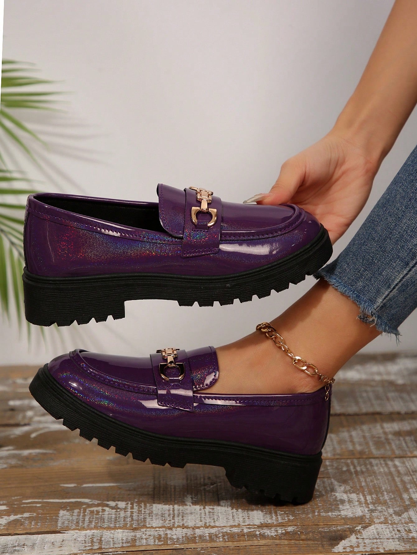 Women Fashion Patent Casual Shoes Thick Sole Metal Chain Round Toe Non-Slip Rubber Outsole Loafers, Year-Round Wear Shoes, Flats