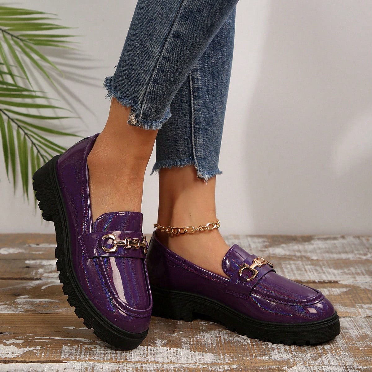Women Fashion Patent Casual Shoes Thick Sole Metal Chain Round Toe Non-Slip Rubber Outsole Loafers, Year-Round Wear Shoes, Flats
