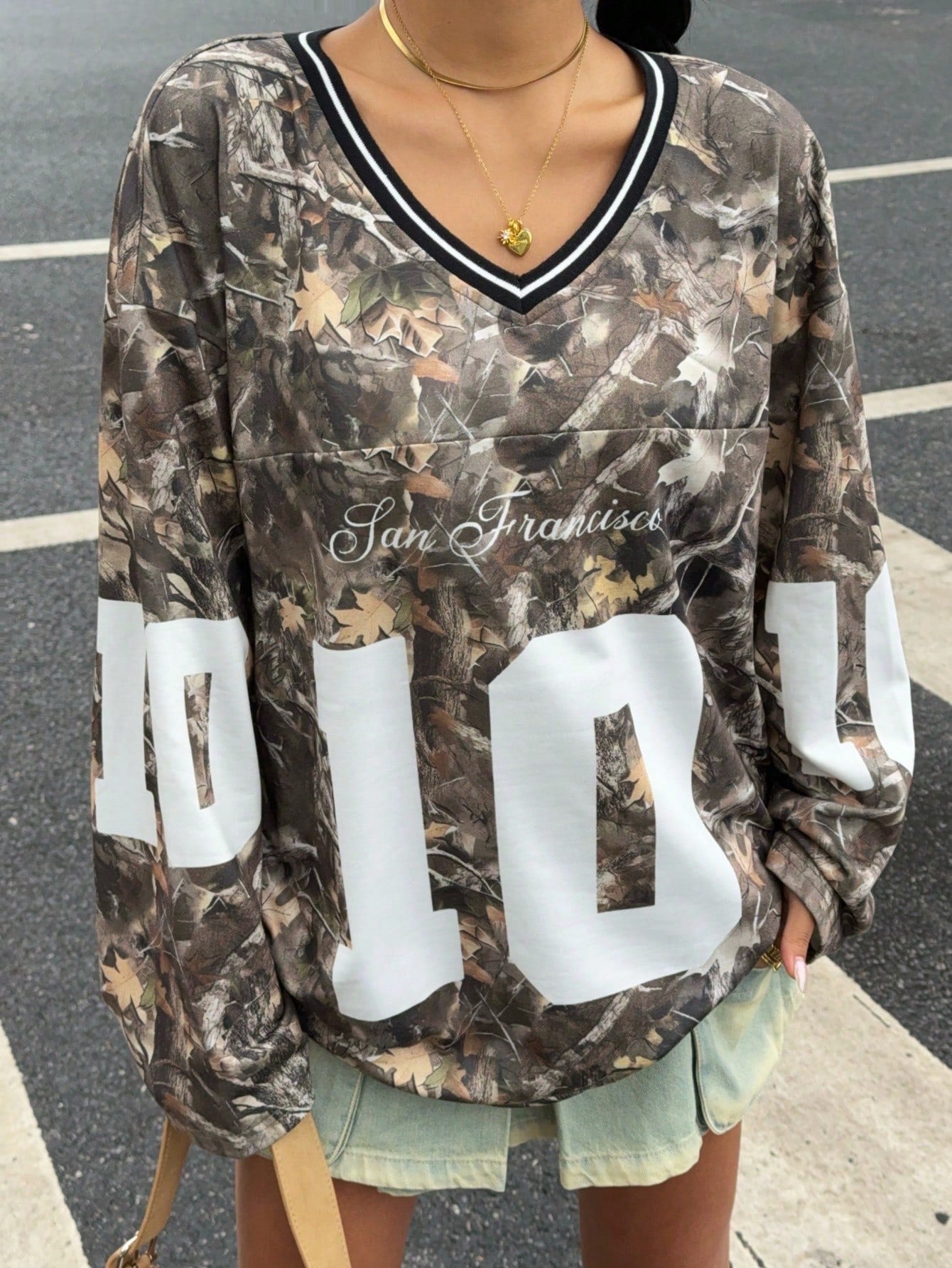 EZwear Women's New V-Neck Casual Sports Letter & Graphic Splice Oversized Loose Long Sleeve T-Shirt, White