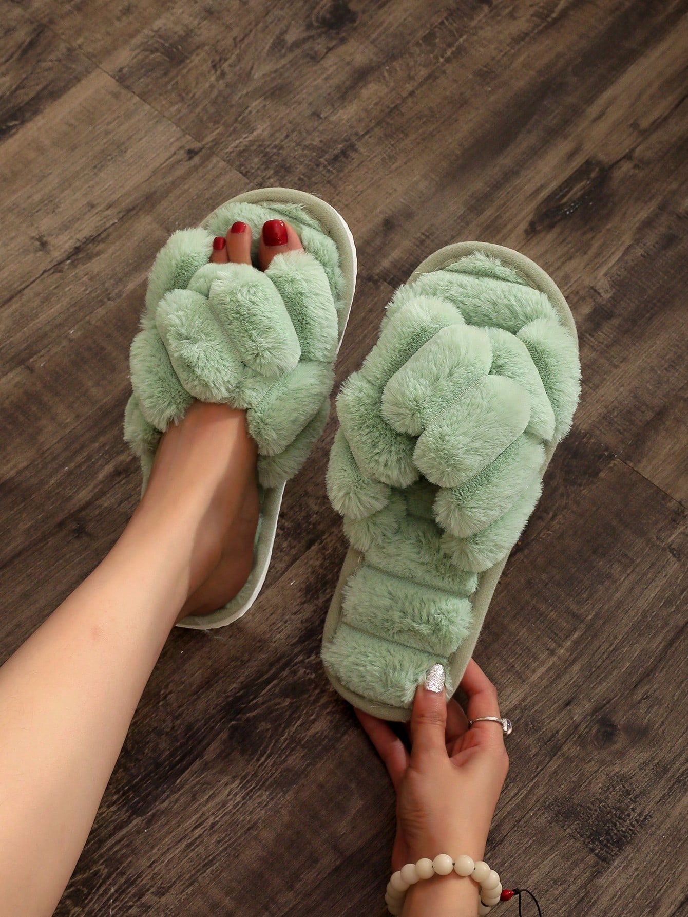 Latest Crisscross Design Fluffy Women's Indoor Slippers, Fashionable & Minimalist, Silent, Perfect For Home Use