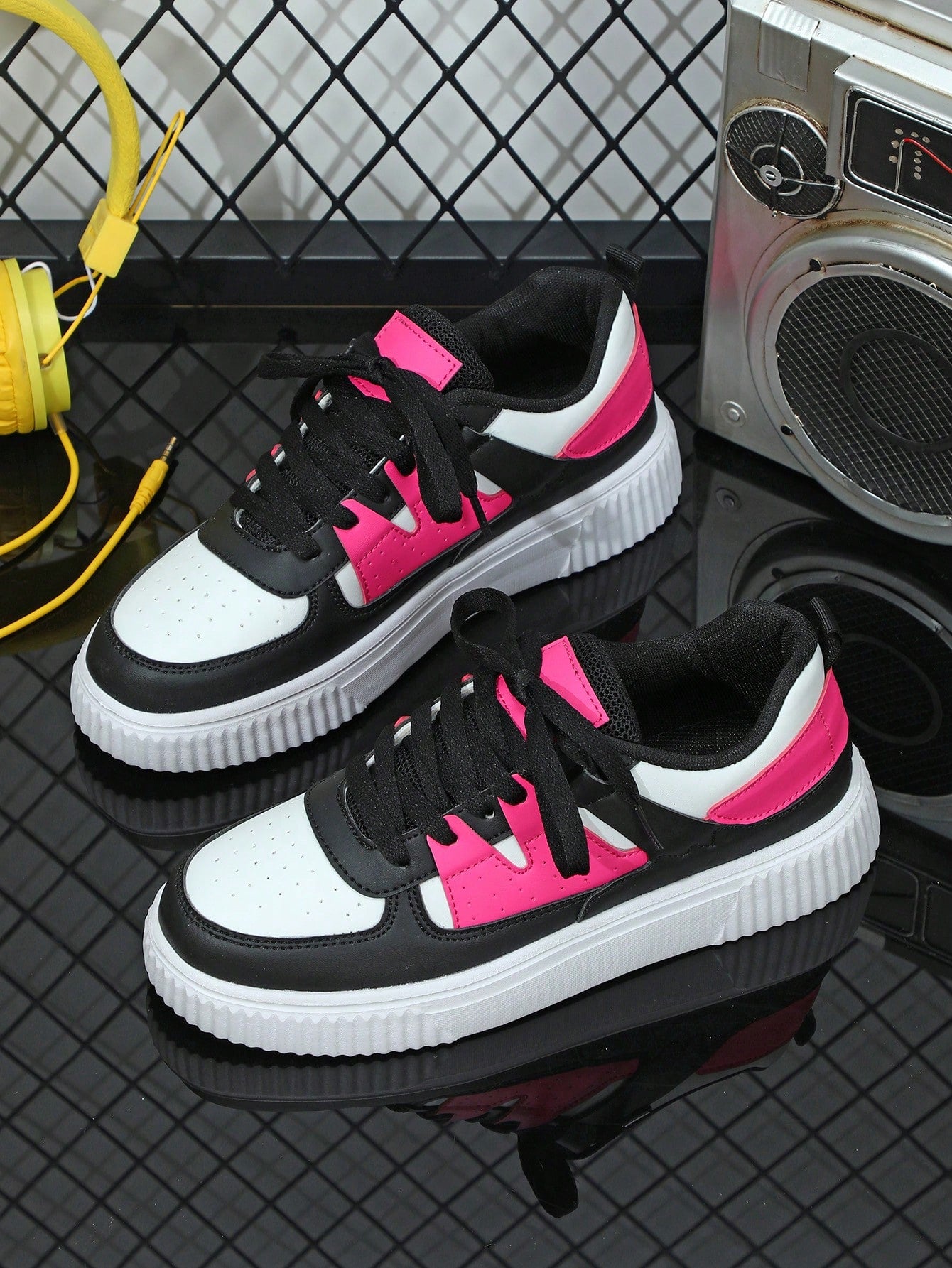 Comfortable & Fashionable, Retro Stylish, Outdoor Casual Shoes, City Series, White & Peach Pink Patchwork Black Shoes, Couples, Commute, Fitness, Travel, Round Toe, Low-Top, Multifunctional, Holiday Gift, Ladies Sports Shoes