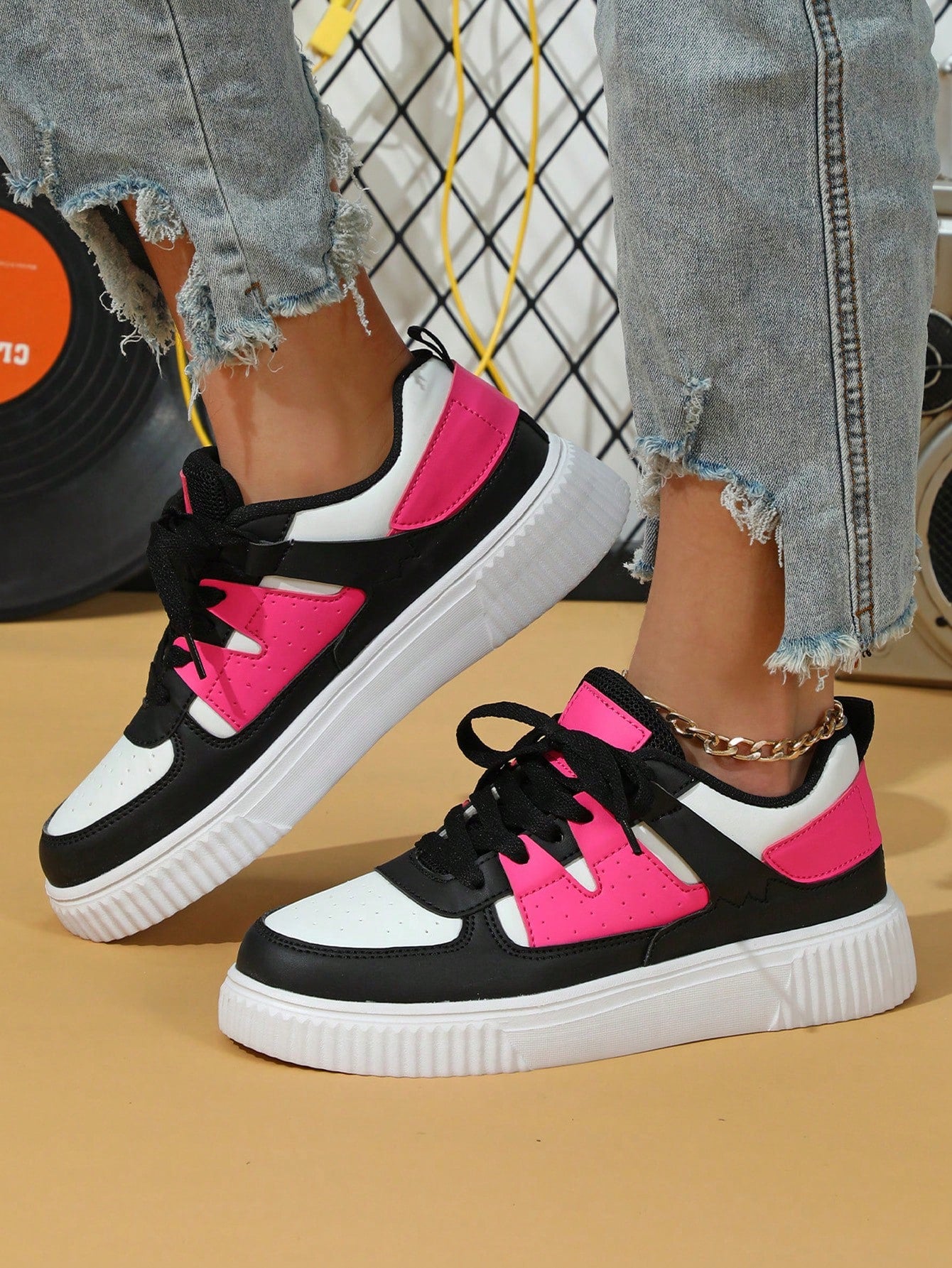 Comfortable & Fashionable, Retro Stylish, Outdoor Casual Shoes, City Series, White & Peach Pink Patchwork Black Shoes, Couples, Commute, Fitness, Travel, Round Toe, Low-Top, Multifunctional, Holiday Gift, Ladies Sports Shoes