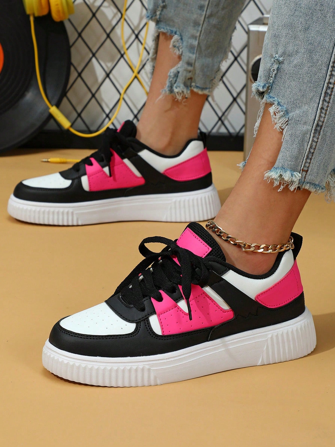Comfortable & Fashionable, Retro Stylish, Outdoor Casual Shoes, City Series, White & Peach Pink Patchwork Black Shoes, Couples, Commute, Fitness, Travel, Round Toe, Low-Top, Multifunctional, Holiday Gift, Ladies Sports Shoes
