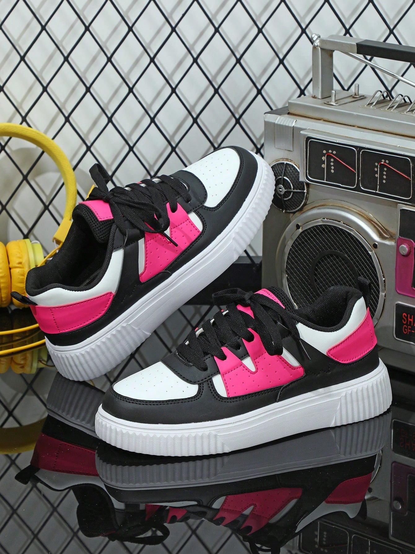 Comfortable & Fashionable, Retro Stylish, Outdoor Casual Shoes, City Series, White & Peach Pink Patchwork Black Shoes, Couples, Commute, Fitness, Travel, Round Toe, Low-Top, Multifunctional, Holiday Gift, Ladies Sports Shoes