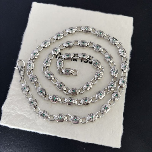 inlaid green diamond arabesque domineering necklace