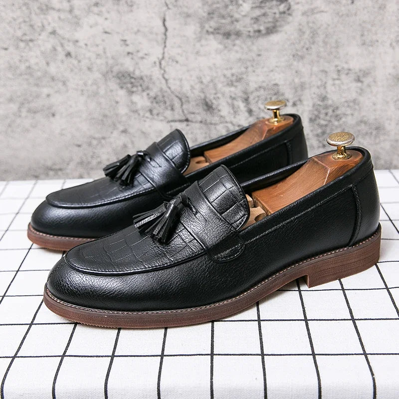 2025 Leather casual shoes men loafers Luxury Band Slip on male dress shoes leisure style big size 38-47 good Wear-resistant sole