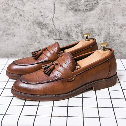 2025 Leather casual shoes men loafers Luxury Band Slip on male dress shoes leisure style big size 38-47 good Wear-resistant sole