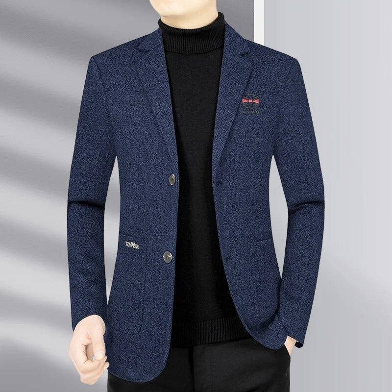 The new high-quality men's suit jacket is a simple, elegant and fashionable top that is suitable for daily wear.