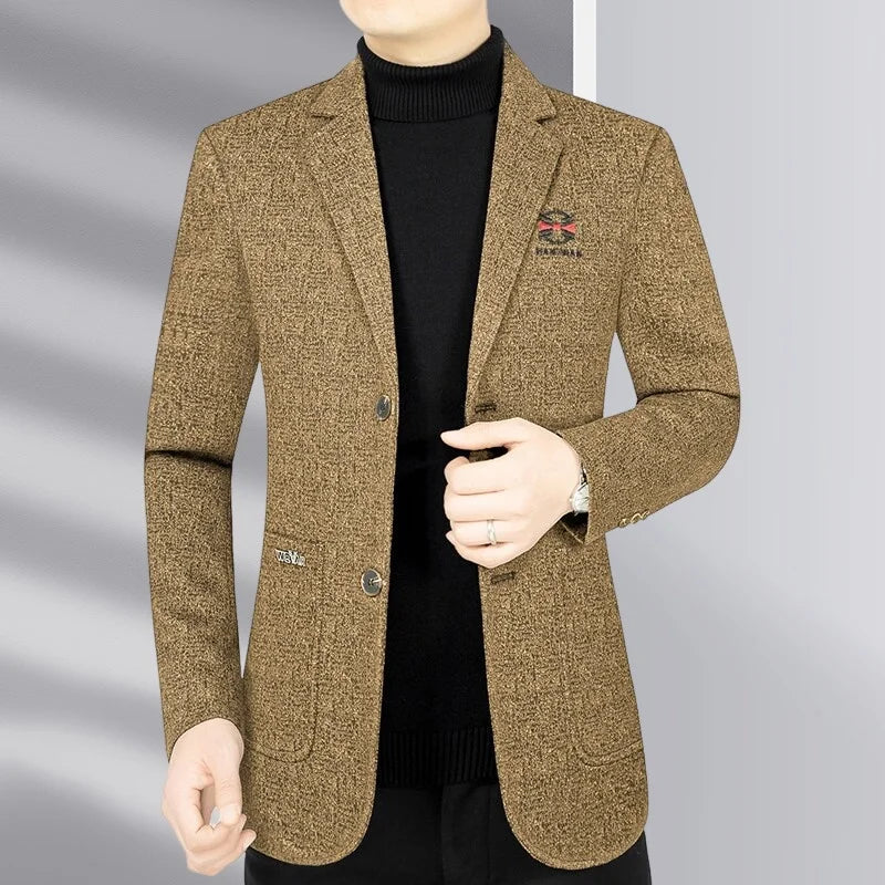The new high-quality men's suit jacket is a simple, elegant and fashionable top that is suitable for daily wear.