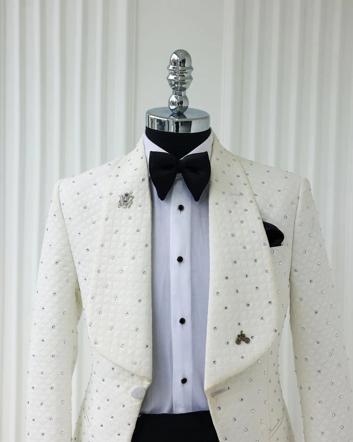 Men's Suit 2 Pieces White Blazer Black Pants One Button Wide Lapel Business Beads Formal Work Wear Wedding Groom Costume Homme