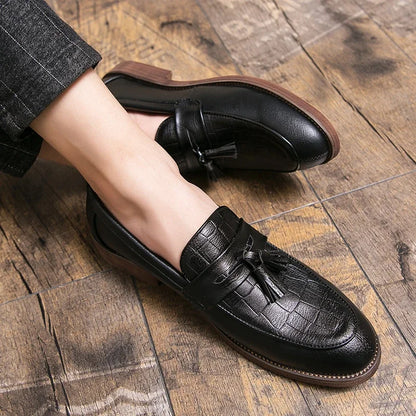 2025 Leather casual shoes men loafers Luxury Band Slip on male dress shoes leisure style big size 38-47 good Wear-resistant sole