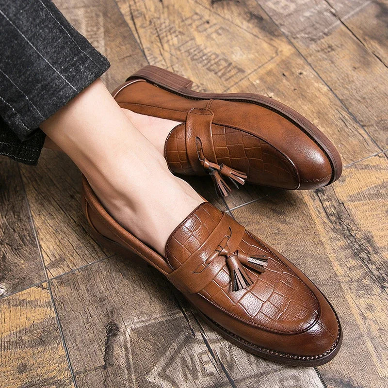 2025 Leather casual shoes men loafers Luxury Band Slip on male dress shoes leisure style big size 38-47 good Wear-resistant sole