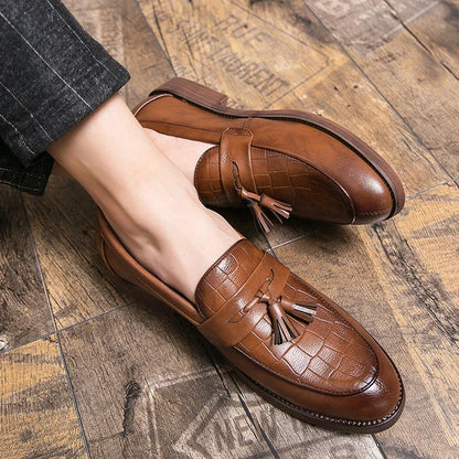 2025 Leather casual shoes men loafers Luxury Band Slip on male dress shoes leisure style big size 38-47 good Wear-resistant sole