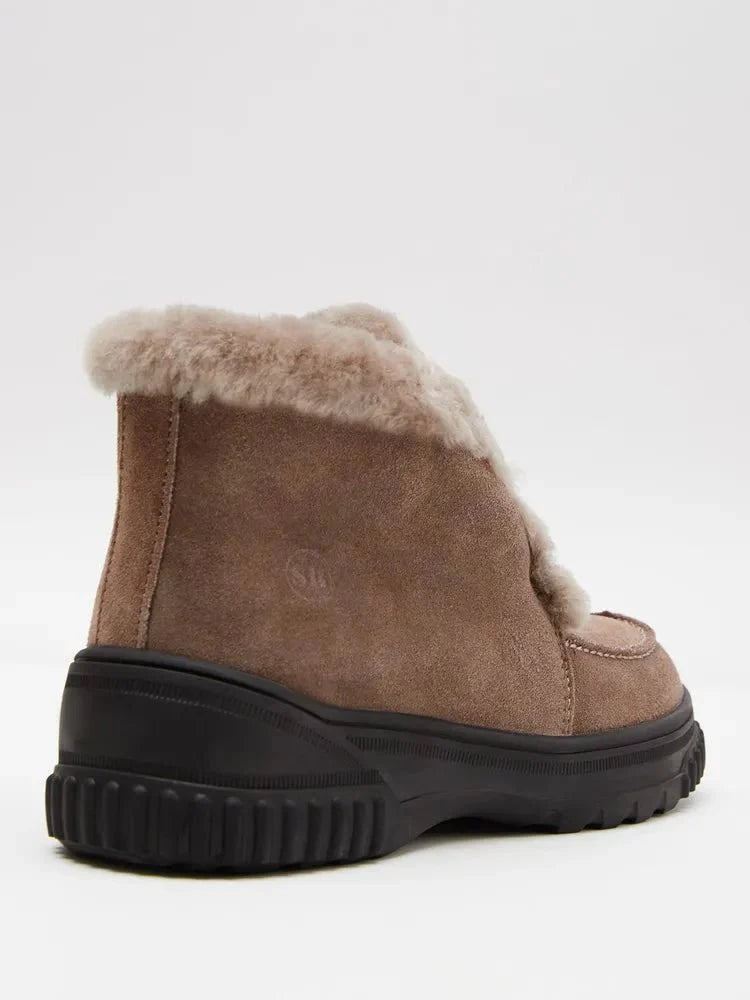 Ana Sneakers: Comfort and Style perfected.